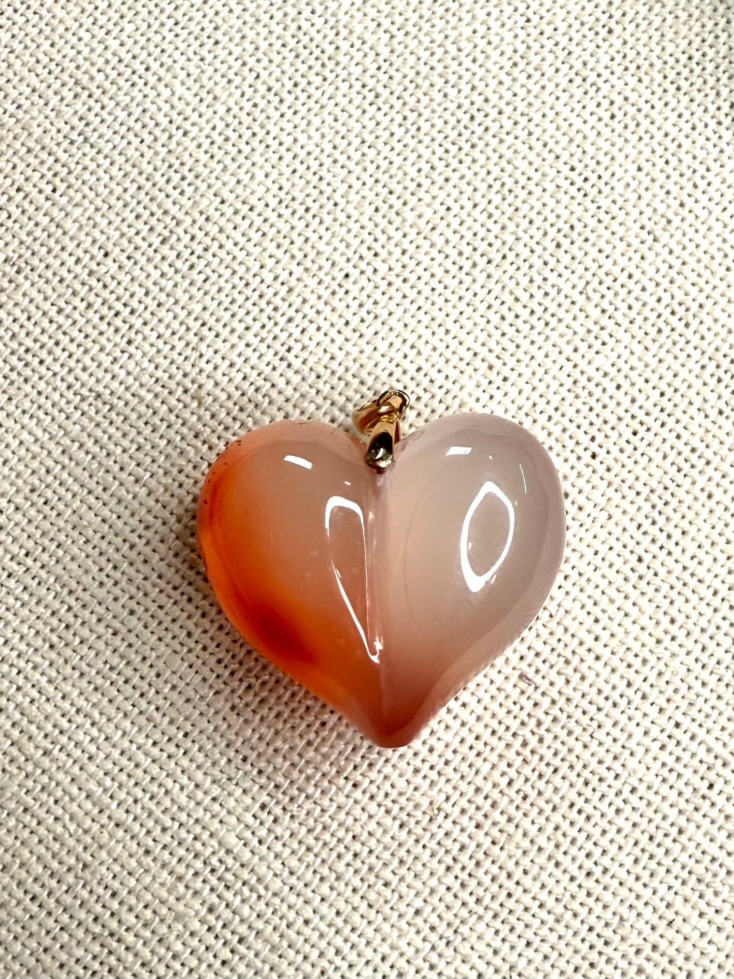 Nanhong agate heart pendant
