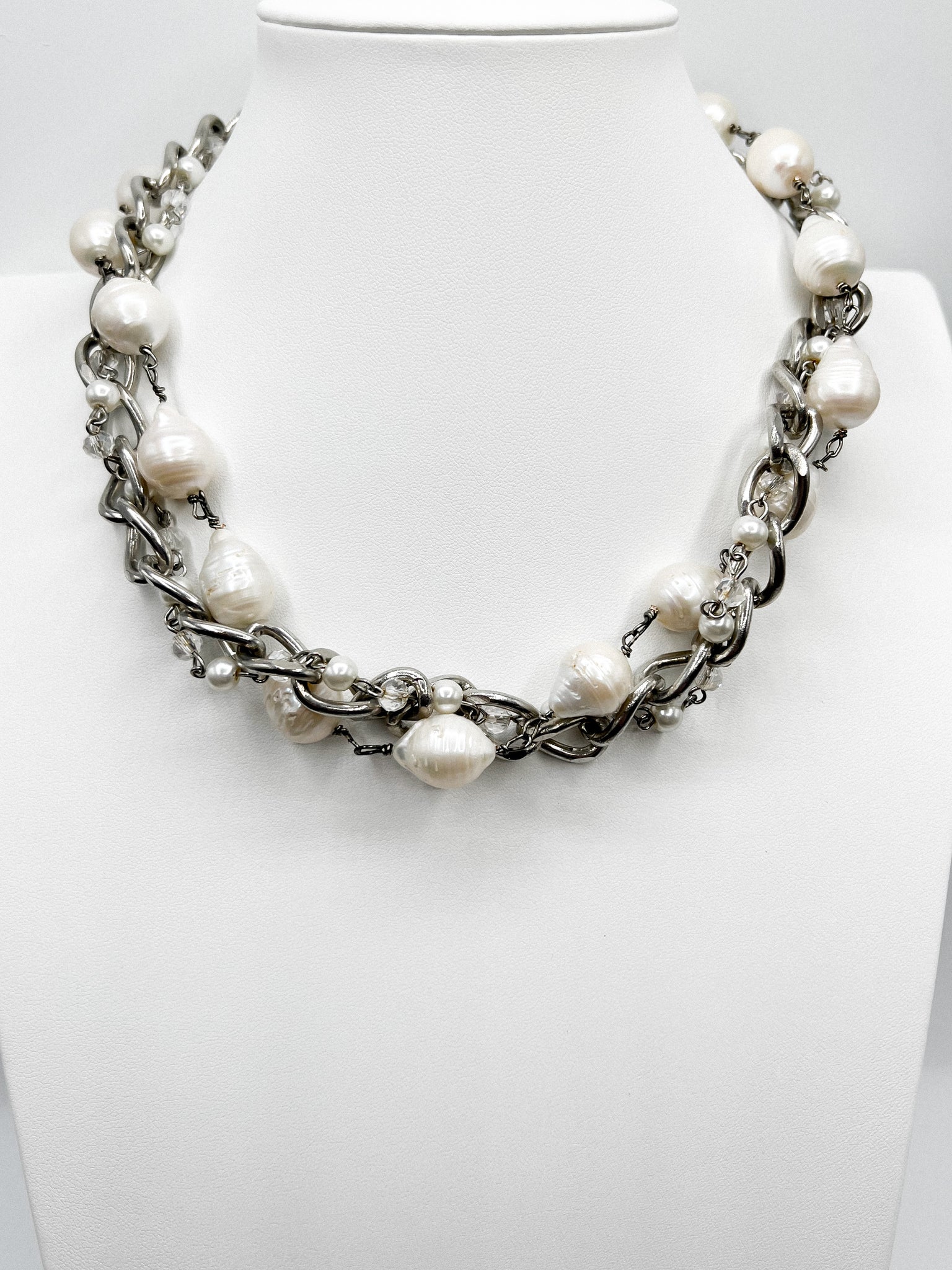 Rocker pearl necklace